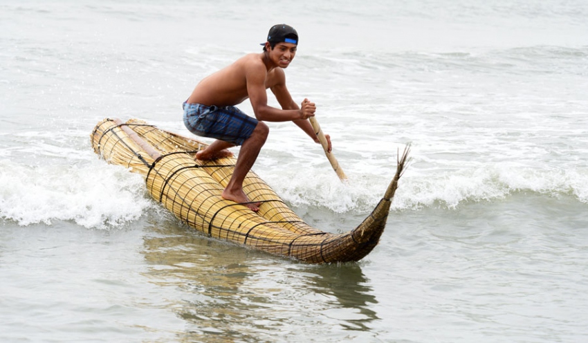 Surf con caballo de totora en Huanchaco