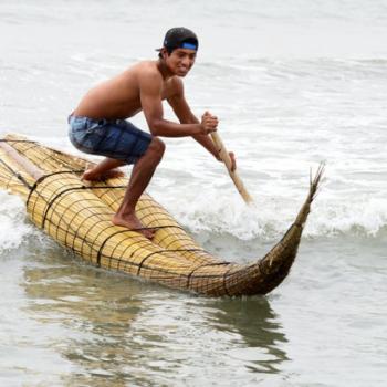 Surf con caballo de totora en Huanchaco