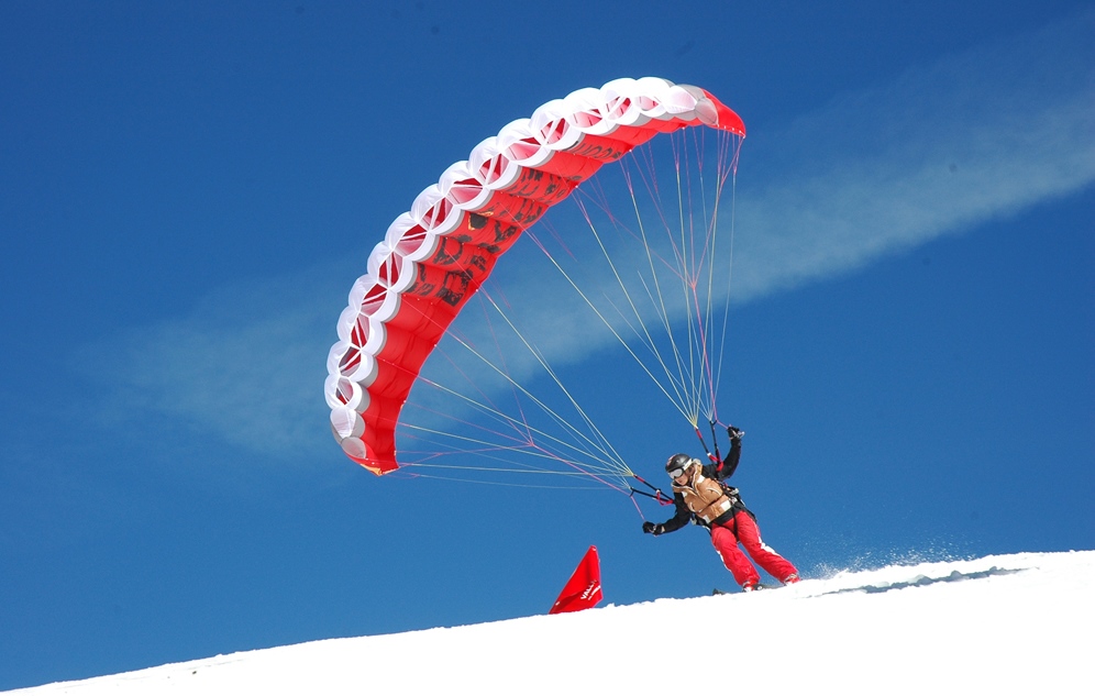 Speedriding: Combination of Paragliding and Skiing