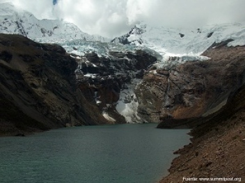 Trekking at Laguna Tullpacocha