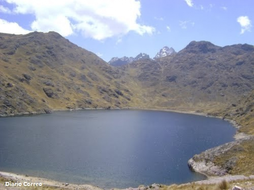 Trekking in Razuhuillca Lakes